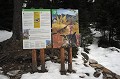 Panneaux d'informations au départ d'un chemin, lorsque l'on pénètre dans la zone du parc. Panneaux d'informations. Entrée du Parc. Parc National du Mercantour. Alpes Maritimes. 
