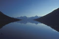 Baignée par l'Océan Glacial Arctique, elle délie ses 2650 km de côtes échancrées, dans lesquelles s'enfoncent profondément des fjords taillés à l'époque glaciaire. Fjord de Norvège. 