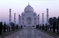 Mumtaz Mahal donna naissance à 14 enfants en 19 ans de mariage, mais le dernier lui fut fatal. Elle mourut en 1631, âgée de 38 ans. Taj Mahal, Inde. 